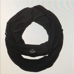 Beyond yoga infinity scarf with hidden pocket